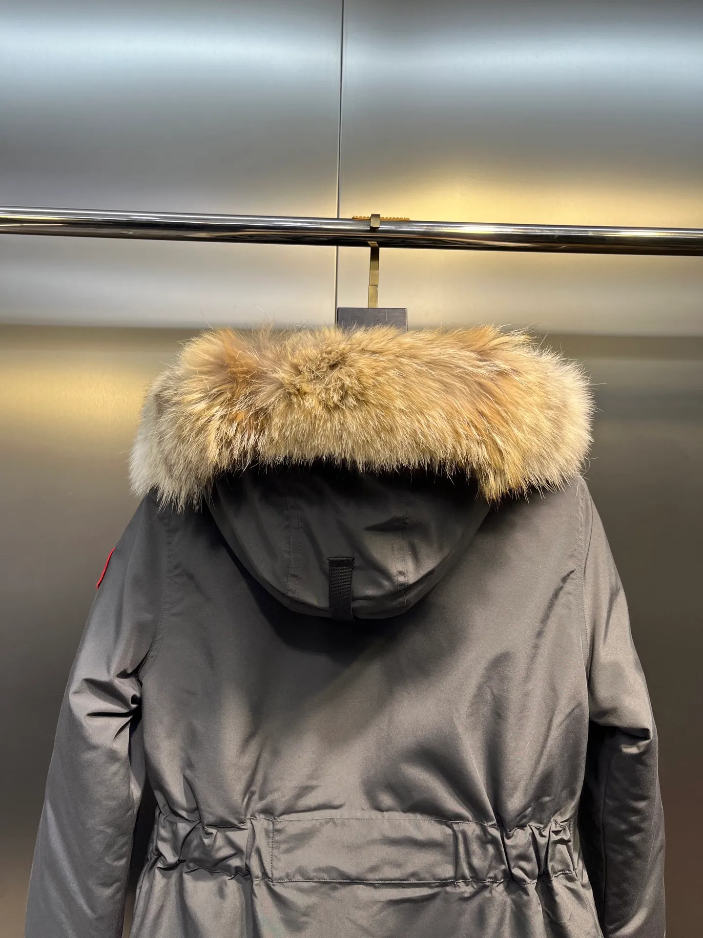 P840 Canada goose🌟 Canada Goose 07 models All in stock, 6 colors, I will never stop stocking this winter All original factory customization All details strictly required have been corrected since the beginning of this year Detachable fur collar! The workmanship and wiring are very straight! A big goose is enough for a winter. Size: 1. 90% white duck down from a conscientious manufacturer (some people brag about their own goose down, please search it on your own. Goose down is warmer and less fluffy than duck down, so good down jackets are all white duck down. There is no such thing as white goose down) 2. Upgraded fabrics with moderate hardness, waterproof, windproof and anti-fouling (Arctic Tech fabrics imported from South Korea are not comparable to fabrics dyed by some small workshops) 3. YKK No. 10 authentic zippers (Japanese customized YKK zipper, silky smooth, not stuck, officially designated) 4. Western Canadian wolf hair (Wolf hair is divided into eastern, central, and western. Western wolf hair is light in color, dense, and has good thermal insulation effect. It is the genuine Canada Goose grade) Let’s analyze and explain some details of the production 1. First, sew the liner and then fill it with down (some small factories and small workshops first fill it with down and then sew) Why? The technology is not up to par and the hardware conditions are not enough! ! ! For this step alone, we need to spend more time and money. 2. Filling the inner tank with down. We are all down filling machines to ensure that the down weight of each pill is the same. There is a video (small factory, small workshop is stuffed by hand). Why? The hardware conditions are not enough. A machine costs more than 100,000 yuan. Small factories simply cannot buy it. This means that the weight of the down in each liner cannot be guaranteed, and the warmth of high-end down jackets cannot be guaranteed. 3. For the needles of the sewing machine, we all use the top-notch No. 7 needles (small factories all use No. 10 needles). The finer the needle, the finer the needle eye, which reduces the risk of velvet and velvet running. 4. Wolf fur collar We are all spliced in whole or in large pieces (small factories mostly use broken pieces) The warmth retention of wolf fur is very good, but the splicing of scraps cannot guarantee the warmth. Color: Black, white, gray camouflage, sci-fi blue camouflage, green camouflage, sky blue, dark blue, cool gray, red. Professional Canada goose producers, we are enough this winter! We would like to sincerely thank everyone who buys our down jackets!  size：xs-xl